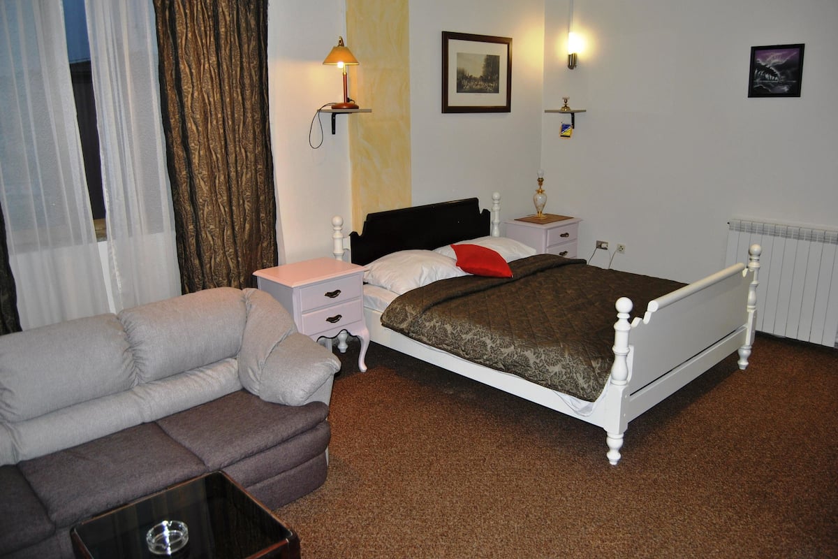 Premium bedding, desk, iron/ironing board, free cribs/infant beds