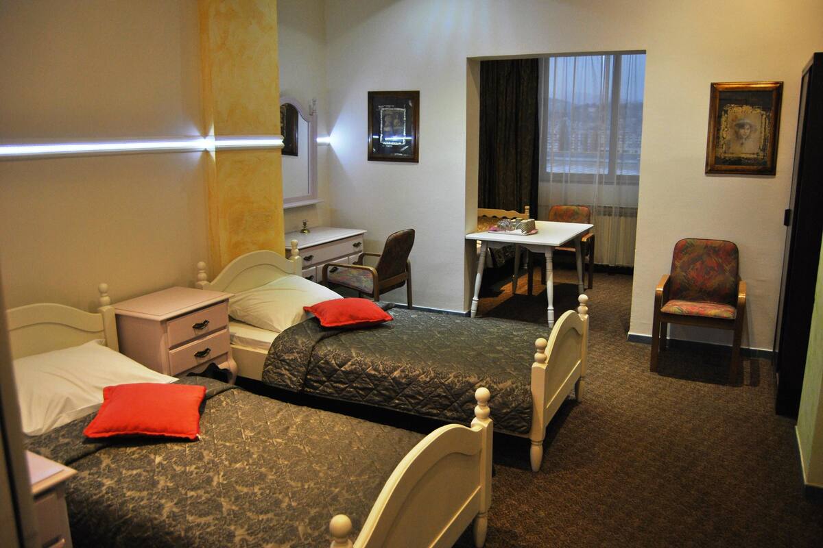 Premium bedding, desk, iron/ironing board, free cribs/infant beds