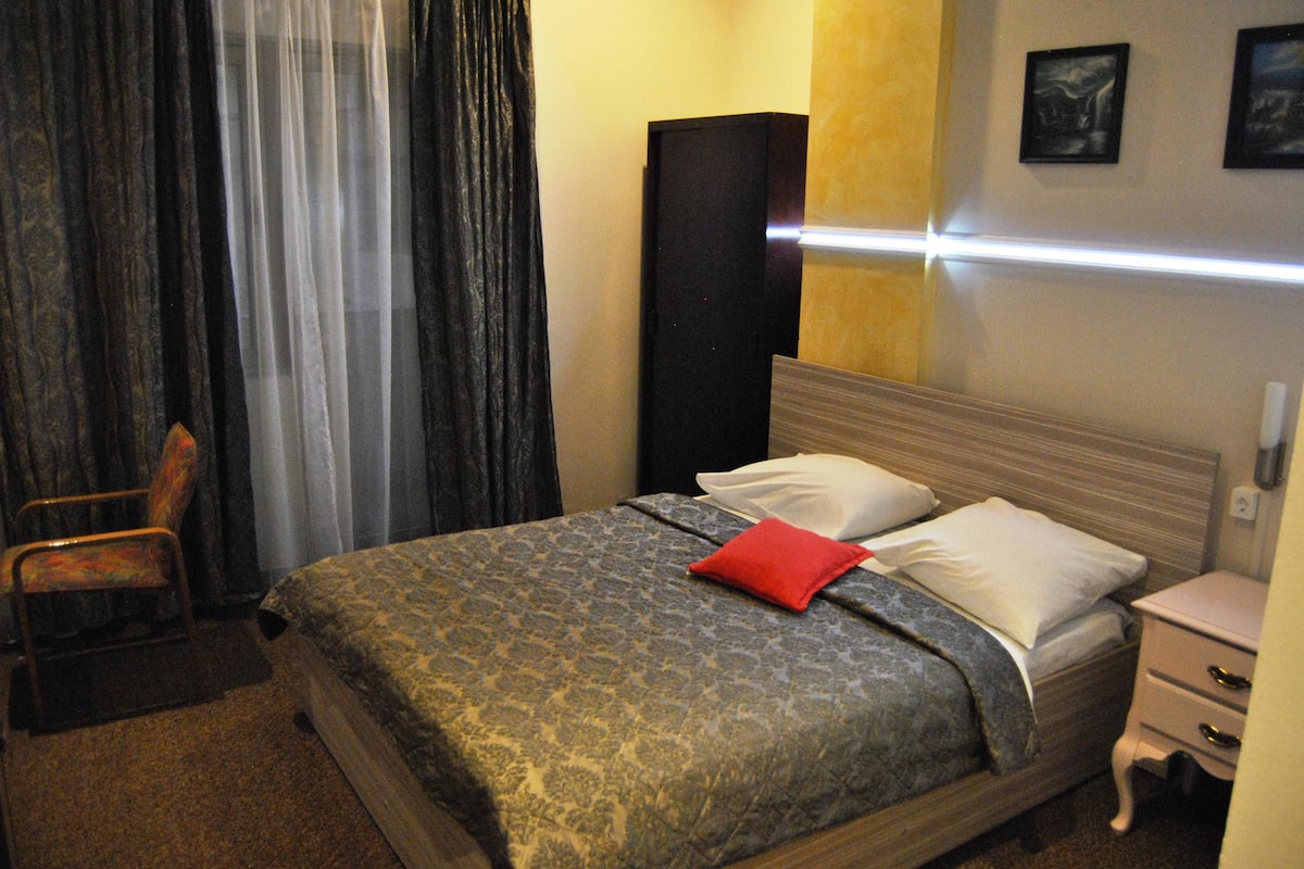 Premium bedding, desk, iron/ironing board, free cribs/infant beds