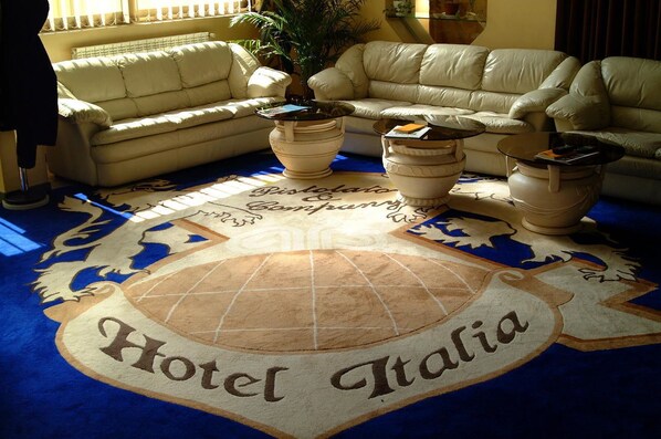 Lobby sitting area - Hotel Italia (Sarajevo)