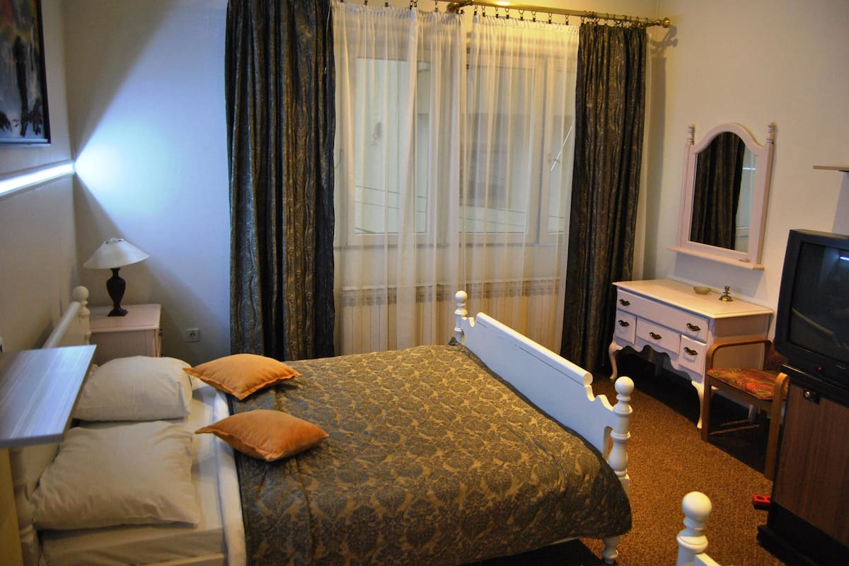 Luxe beddengoed, een bureau, een strijkplank/strijkijzer