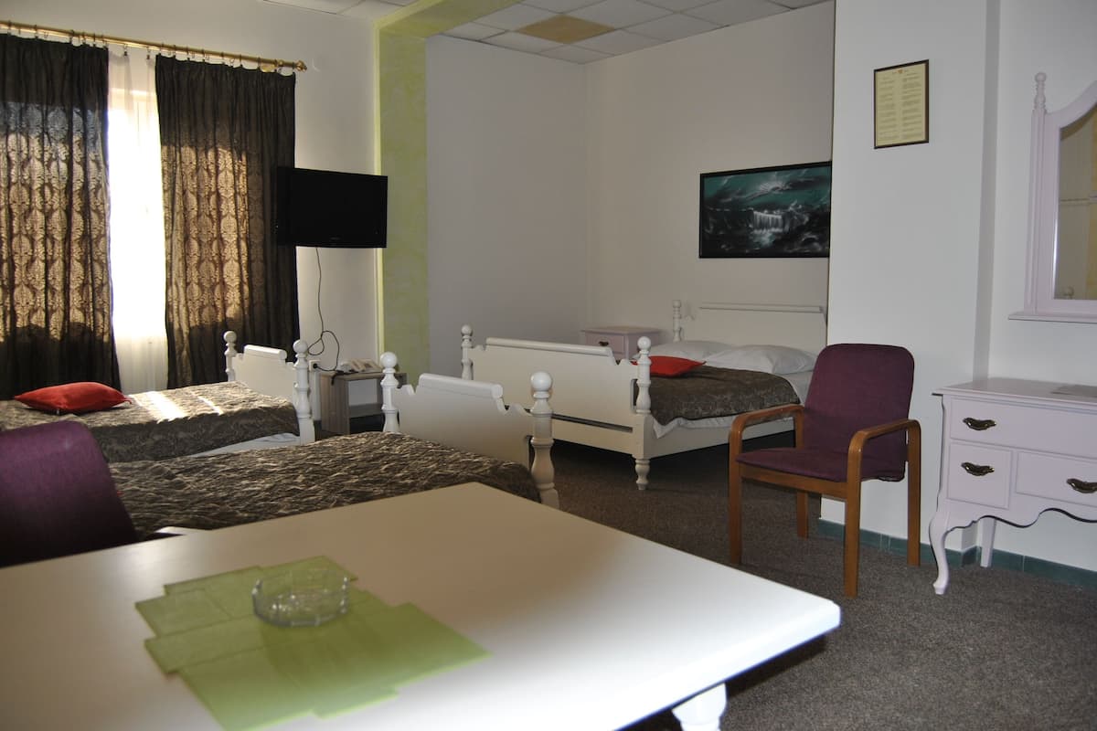 Quadruple Room | Premium bedding, desk, iron/ironing board, free cribs/infant beds