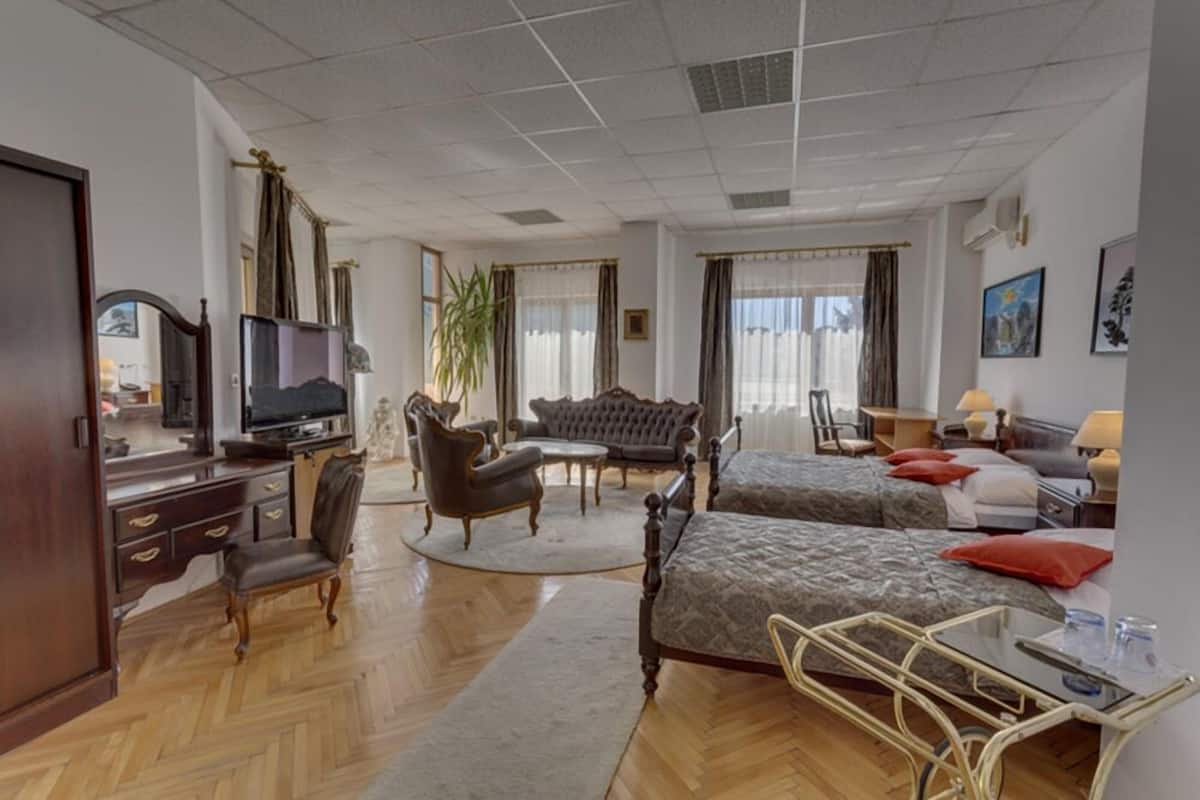 Apartment | Premium bedding, desk, iron/ironing board, free cribs/infant beds