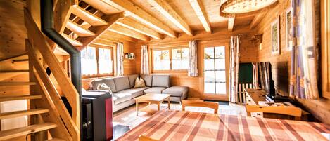 Televisión de pantalla plana, chimenea, reproductor de DVD