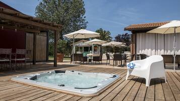 Banyera d'hidromassatge a l'aire lliure