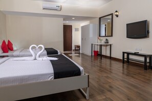 Discover Suite | Premium bedding, individually furnished, desk, laptop workspace - Discover Resorts (Karjat)