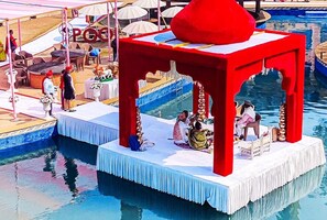 Una plataforma flotante con una estructura roja, rodeada de agua.