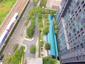 Economy Studio Suite with Balcony Sky View | สระว่ายน้ำกลางแจ้ง