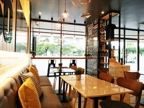 Breakfast, lunch, dinner served; international cuisine - Sukhumvit New Room BTS Bangna (Bangkok)