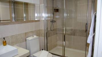 Twin Room, Ensuite | Bathroom | Towels