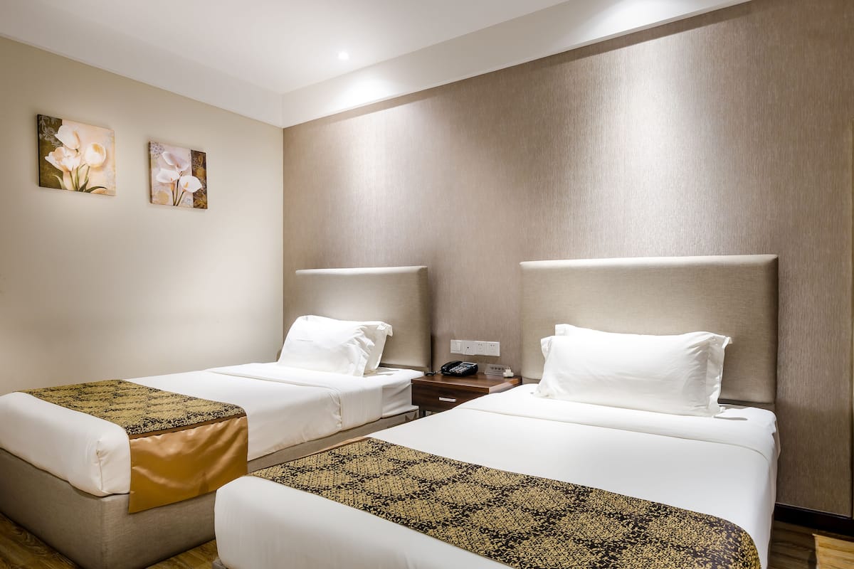 Quarto duplo | Cofres nos quartos, escrivaninha, cortinas blackout, Wi-Fi de cortesia