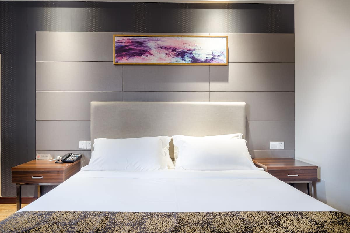 Quarto casal | Cofres nos quartos, escrivaninha, cortinas blackout, Wi-Fi de cortesia