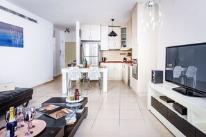 Leilighet, 2 soverom | Oppholdsområde | Flatskjerm-TV