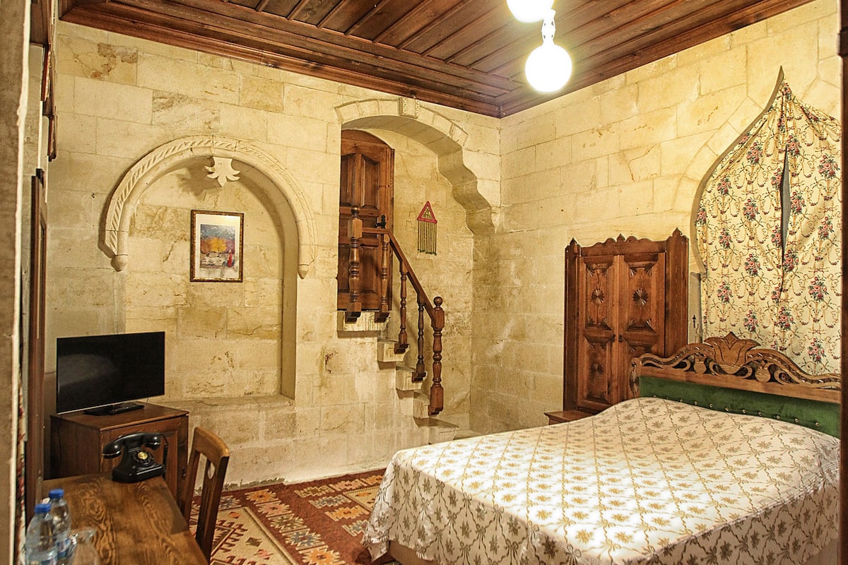 deluxe room | 1 bedroom, premium bedding, down duvets, desk
