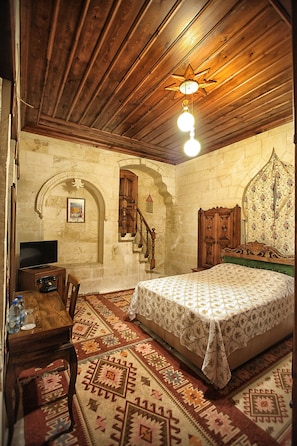 Deluxe Room | 1 bedroom, premium bedding, down comforters, desk