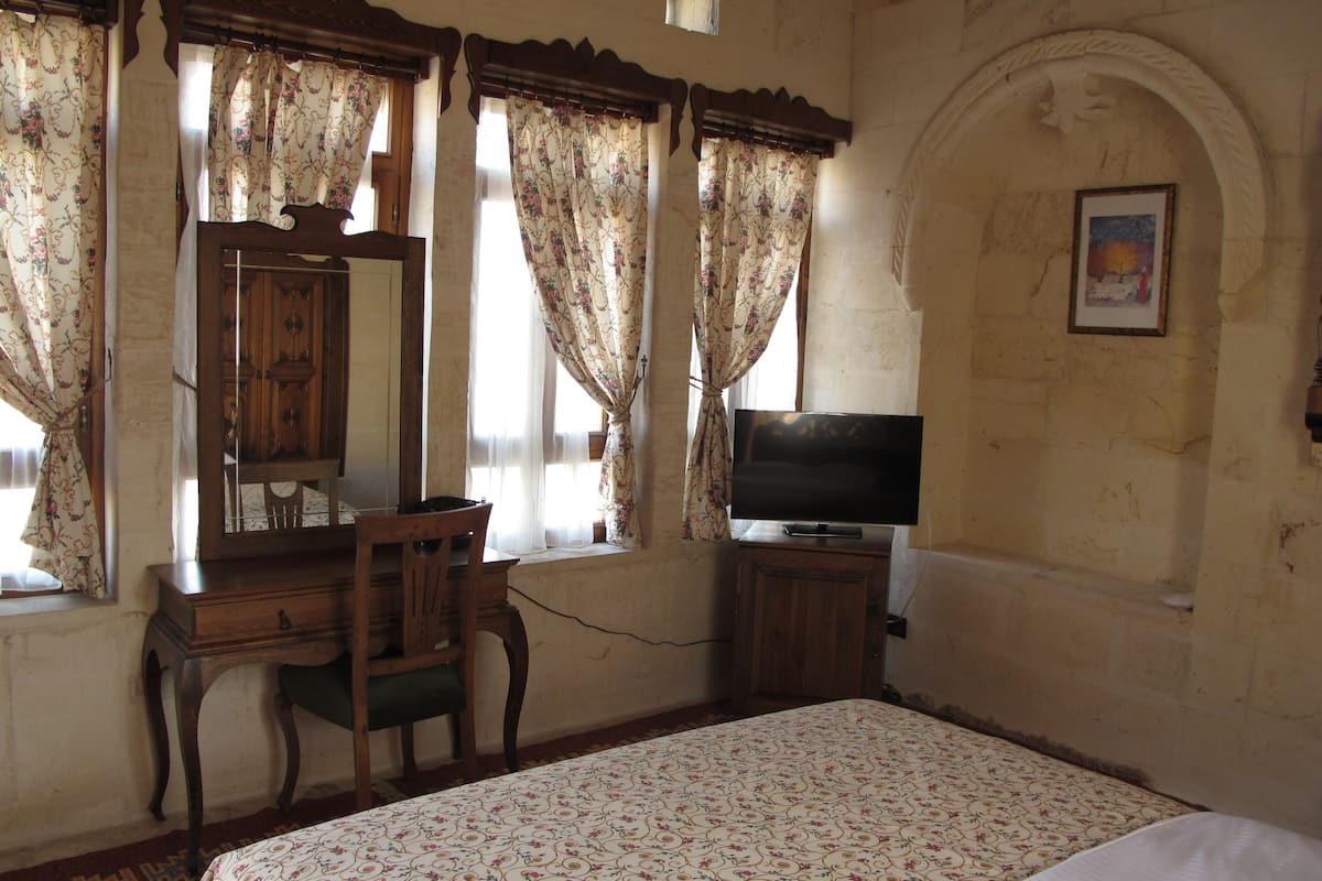 double room | 1 bedroom, premium bedding, down duvets, desk
