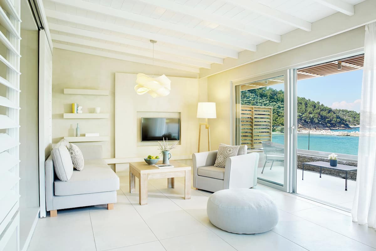 deluxe suite | premium bedding, pillow-top beds, in-room safe, desk