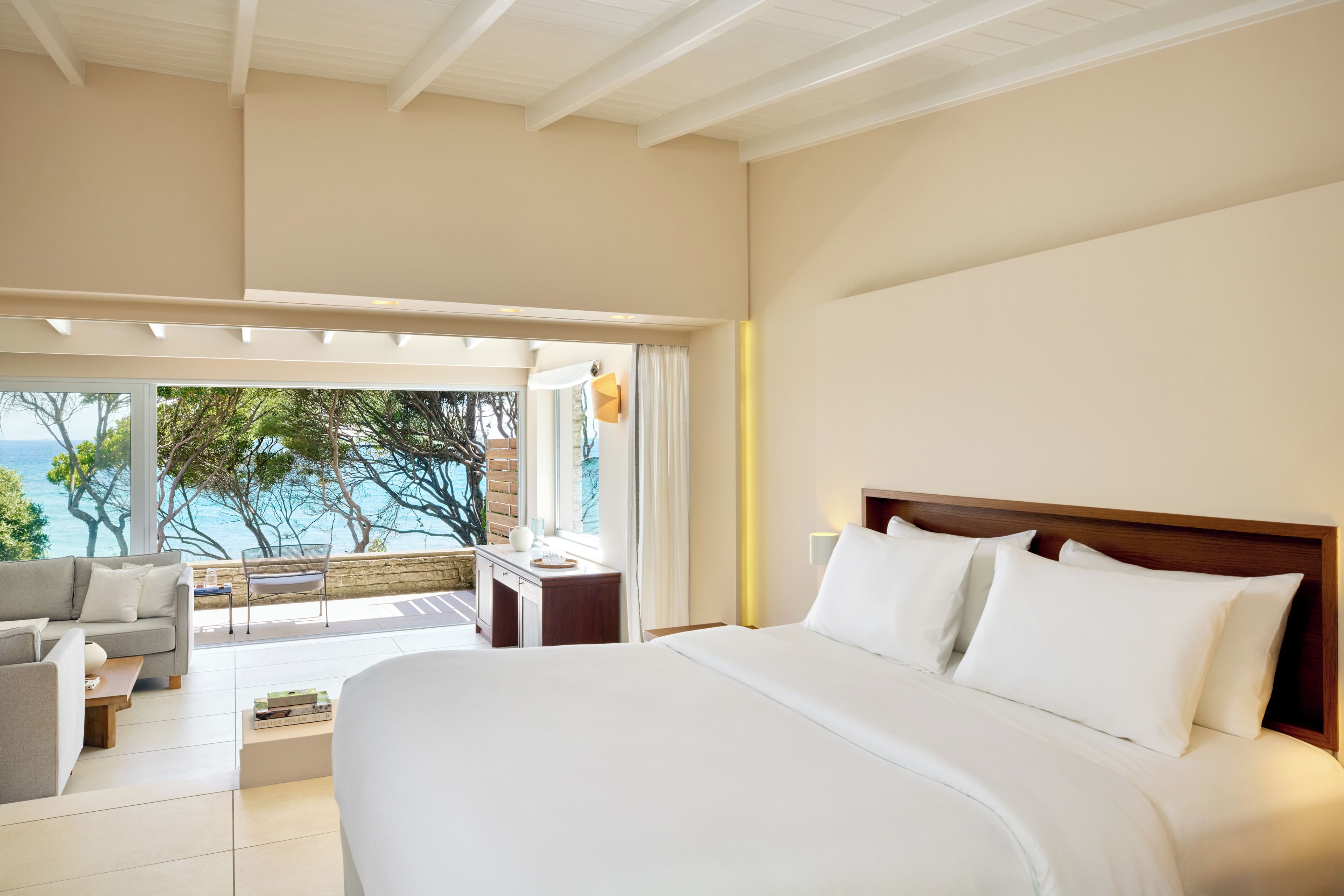 Deluxe suite | Luxe beddengoed, pillowtop-bedden, een kluis op de kamer, een bureau