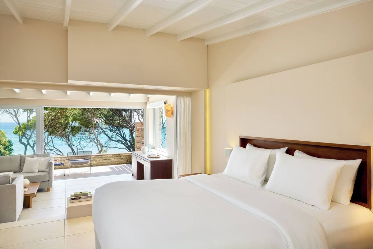 Deluxe Suite | Premium bedding, pillowtop beds, in-room safe, desk