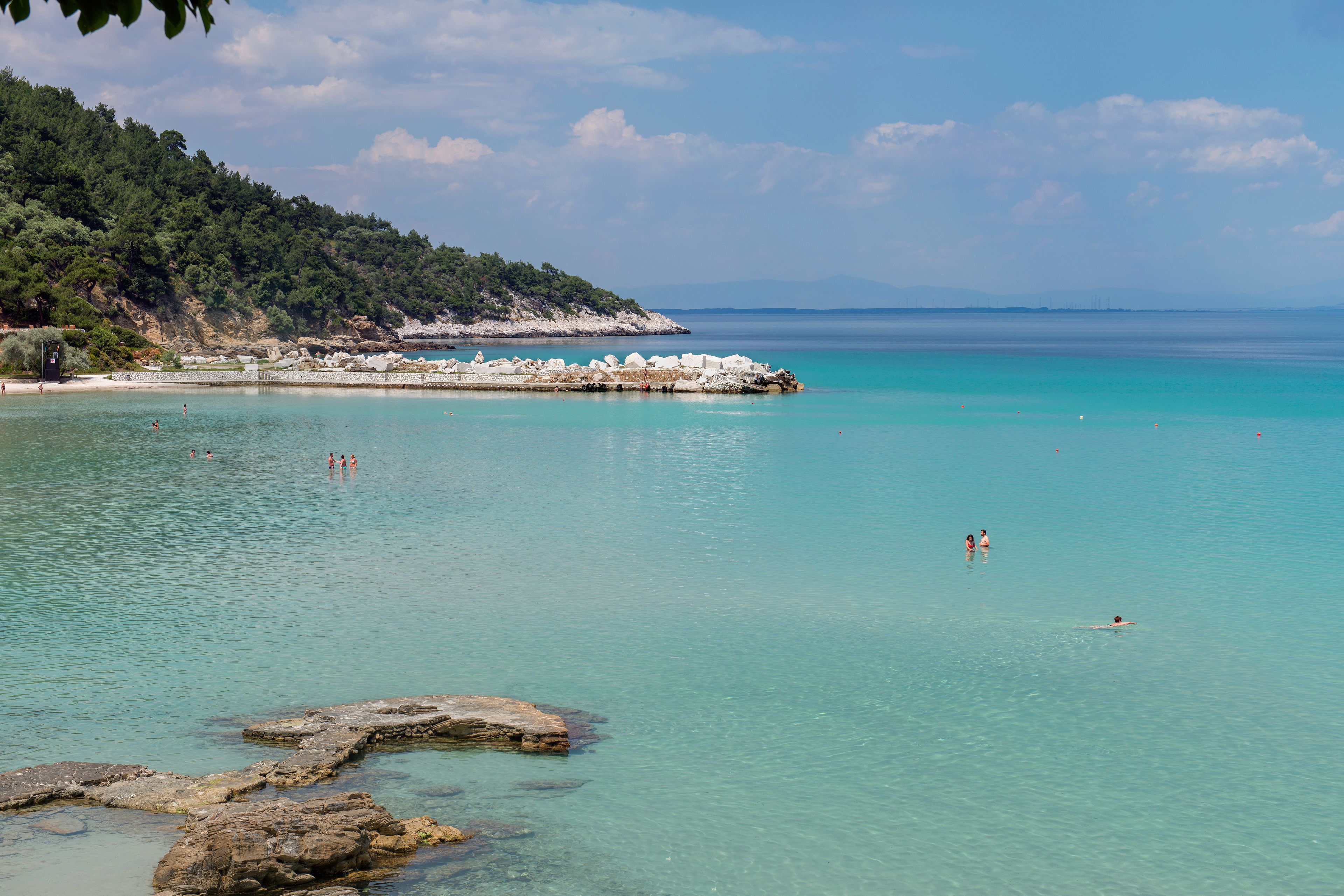 Plage, chaises longues, parasols, serviettes de plage