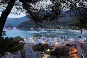2 bars/lounges, poolside bar, beach bar