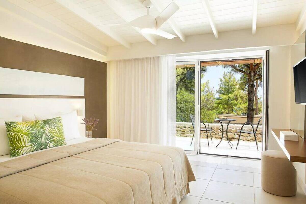 Family Suite | Premium bedding, pillowtop beds, in-room safe, desk