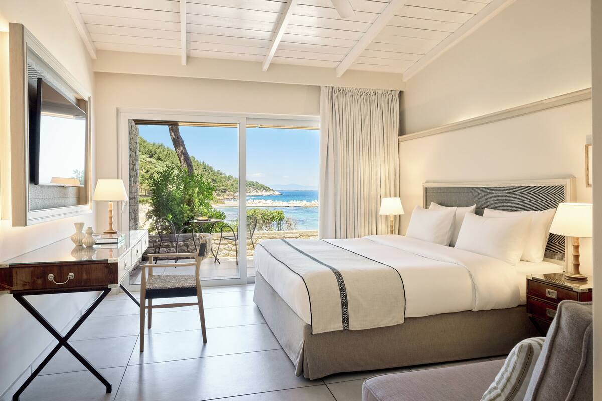 Deluxe Room, Beachfront | Premium bedding, pillowtop beds, in-room safe, desk