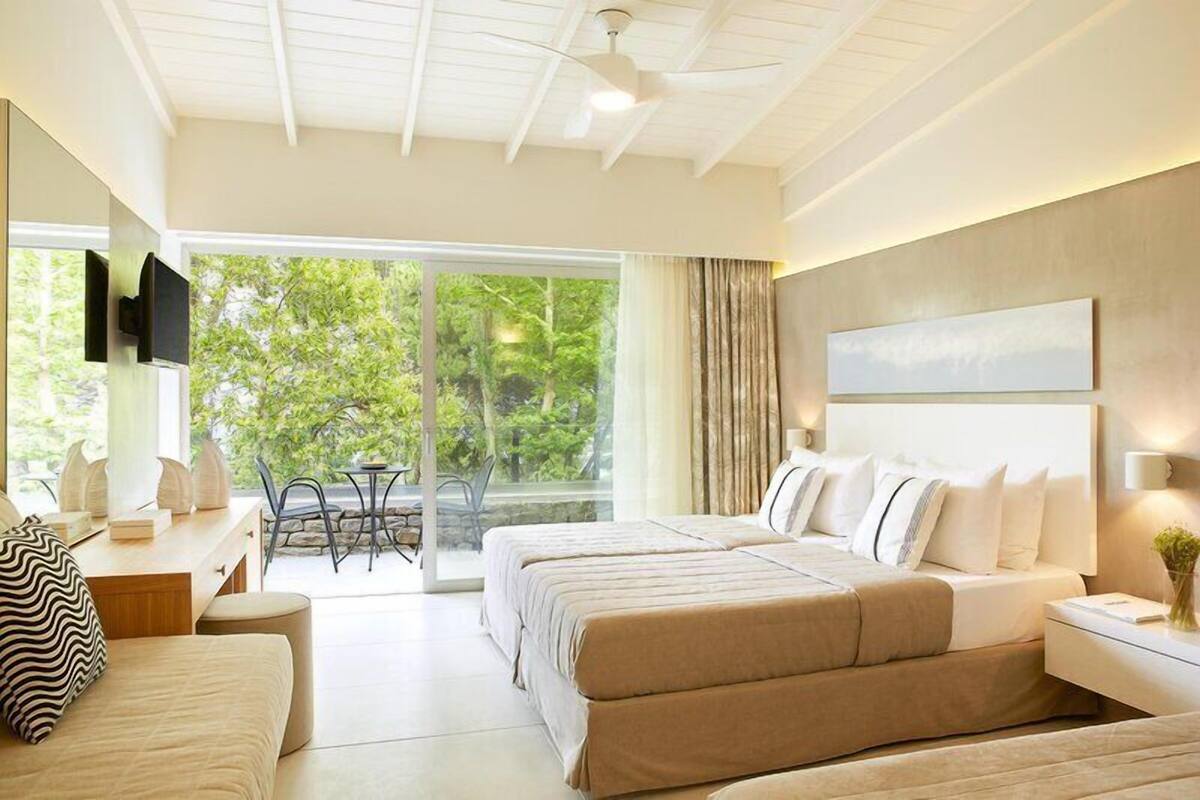 Premium bedding, pillowtop beds, in-room safe, desk