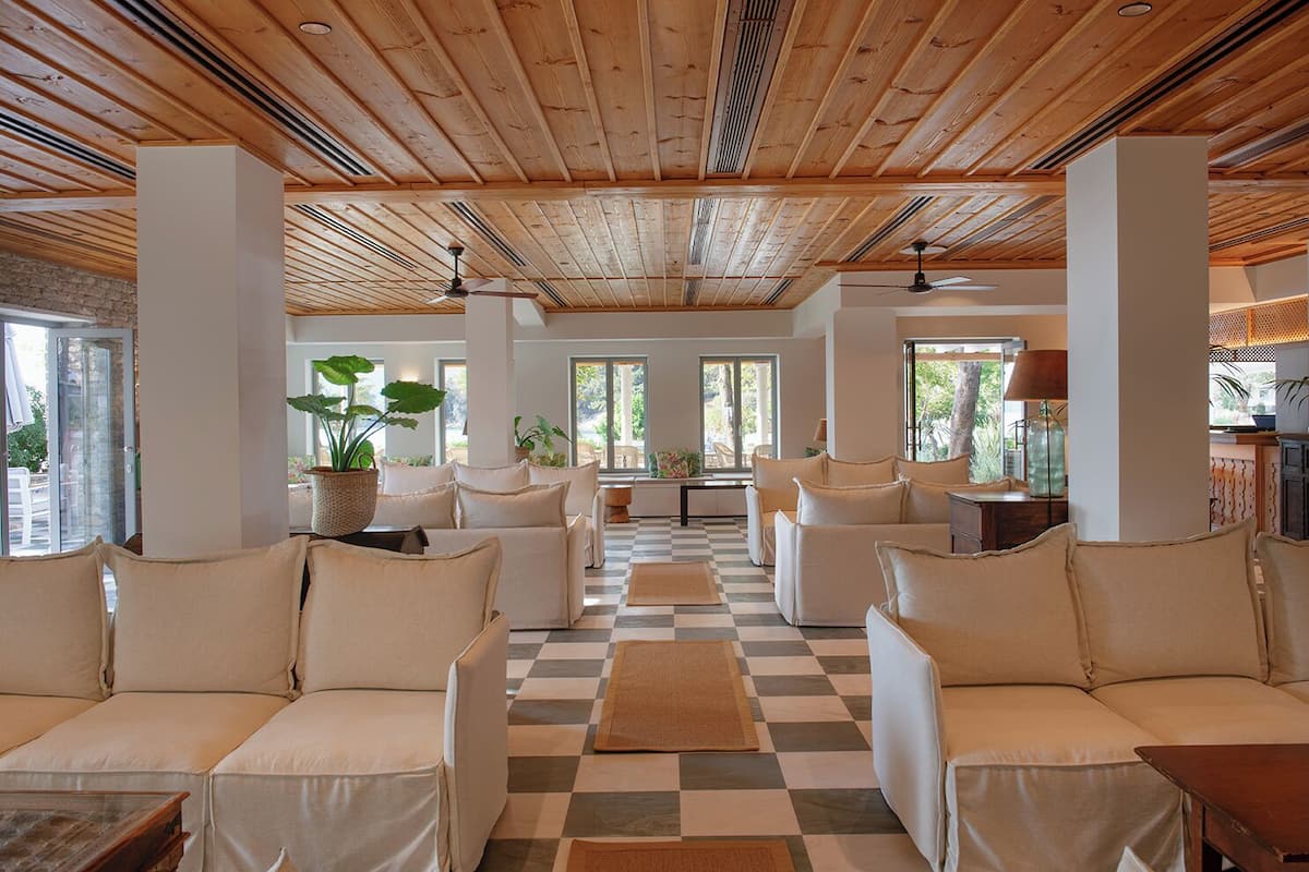 2 bars/lounges, poolside bar, beach bar