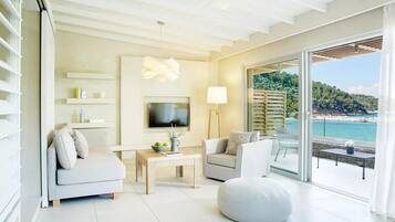 Deluxe Suite | Living area | 50-inch flat-screen TV with satellite channels, TV