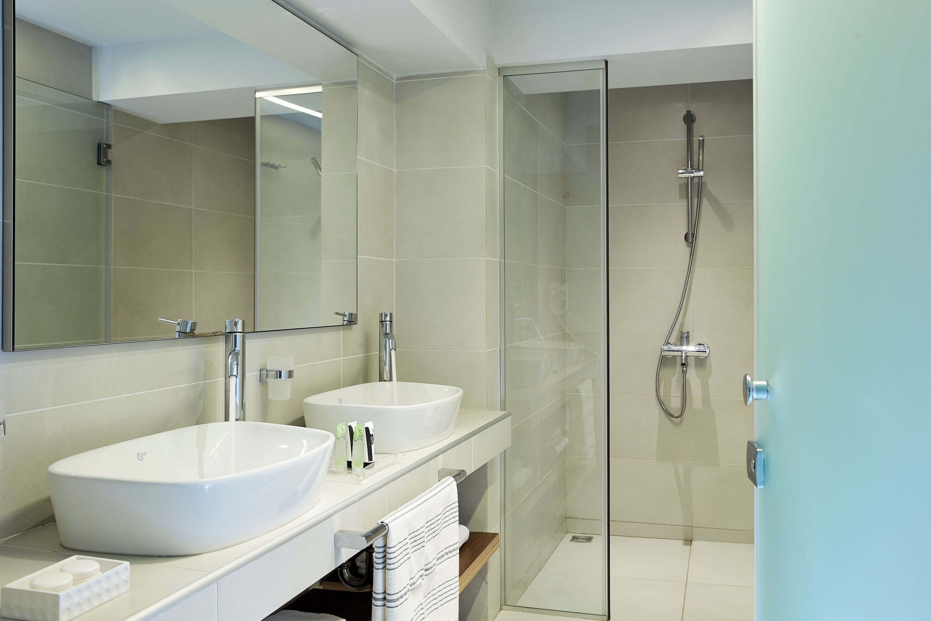 premium bedding, pillow-top beds, in-room safe, desk