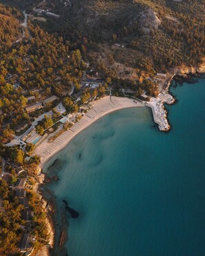 On the beach, sun loungers, beach umbrellas, beach towels - Makryammos (Thasos)