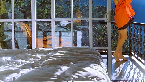 A bedroom with a large window overlooking a mountainous landscape. - Luxe Wilderness (Nuwara Eliya)
