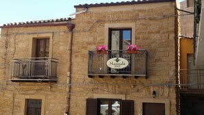 A building with a balcony featuring a sign for 'Manna B&B'. - B&B Mannala' (Agrigento)