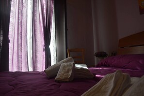 Kahden hengen huone | 1 makuuhuone, ylelliset vuodevaatteet, työpöytä, silitysrauta/-lauta