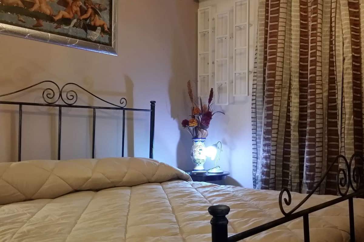 Double Room | 1 bedroom, premium bedding, desk, iron/ironing board