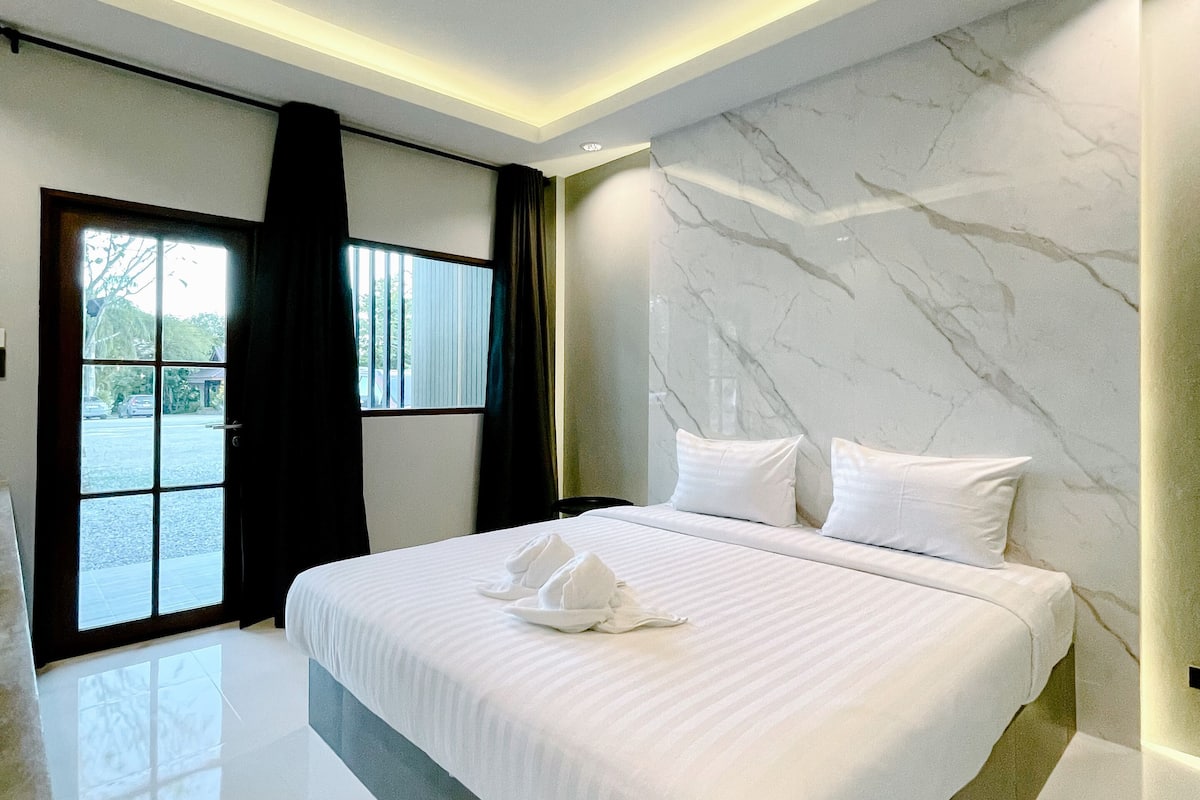 Deluxe Studio | Individually decorated, laptop workspace, rollaway beds, free WiFi