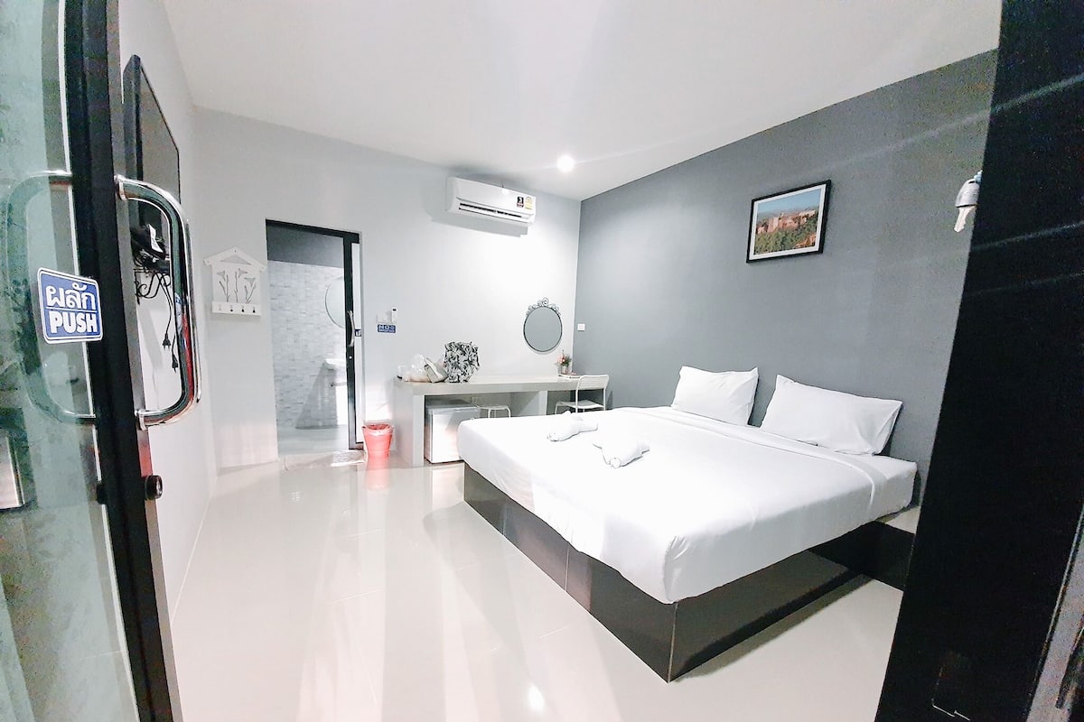 Studio Room | Individually decorated, laptop workspace, rollaway beds, free WiFi