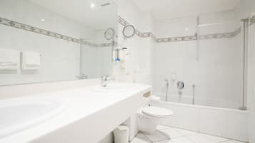 Comfort-Doppelzimmer | Badezimmer | Dusche, kostenlose Toilettenartikel, Haartrockner, Handtücher