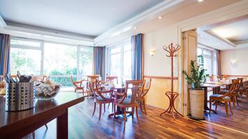 Desayuno buffet diario (EUR 9.9 por persona)