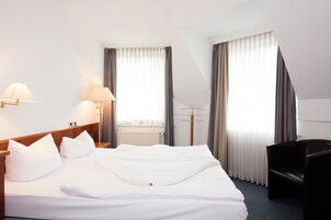 Escritorio, sistema de insonorización y tabla de planchar con plancha 