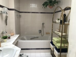 Villa, 3 Bedrooms, Lake View | Bathroom