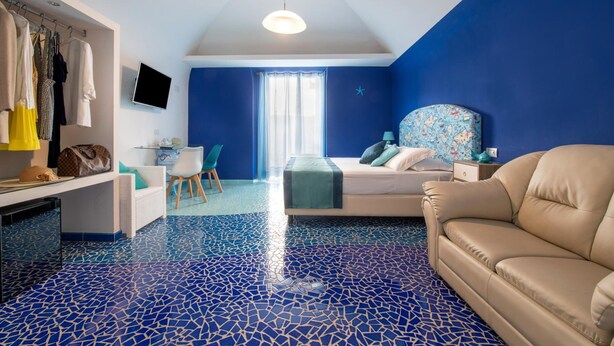A room with a bed, a sofa, a desk, and a wardrobe. - Aquae Romanae Bed and Breakfast Sorrento (Sorrento)