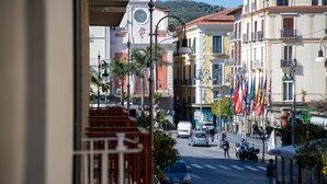 A street view with buildings, flags, and a clock tower. - Aquae Romanae Bed and Breakfast Sorrento (Sorrento)