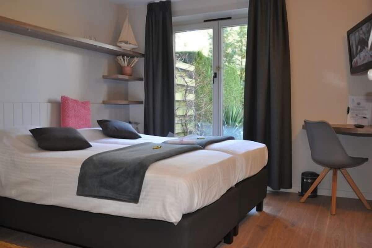 Twin Room, Terrace | Minibar, in-room safe, desk, iron/ironing board