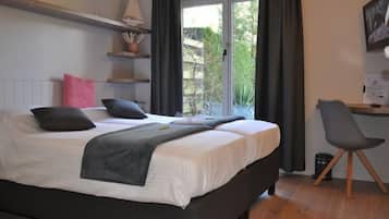 Twin kamer, terras | Een minibar, een kluis op de kamer, een bureau