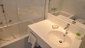 Twin Room, Terrace | Bathroom - Bilderdijk Hotel (De Haan)