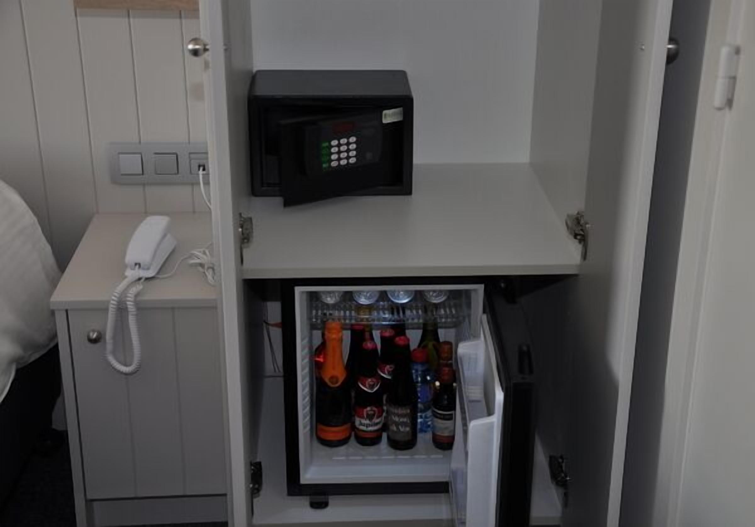 Zweibettzimmer, Terrasse | Minibar