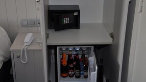Twin Room, Terrace | Minibar - Bilderdijk Hotel (De Haan)