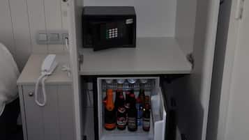 Zweibettzimmer, Terrasse | Minibar
